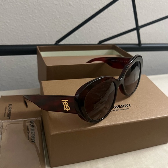 NEW Burberry Cateye gold logo sunglasses - Picture 5 of 11